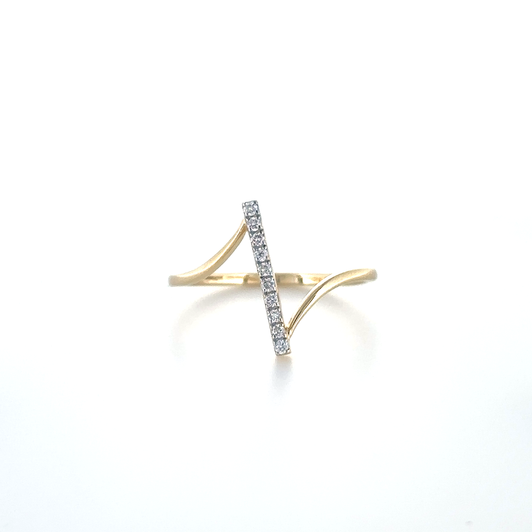 Bold and stylish east west ring
