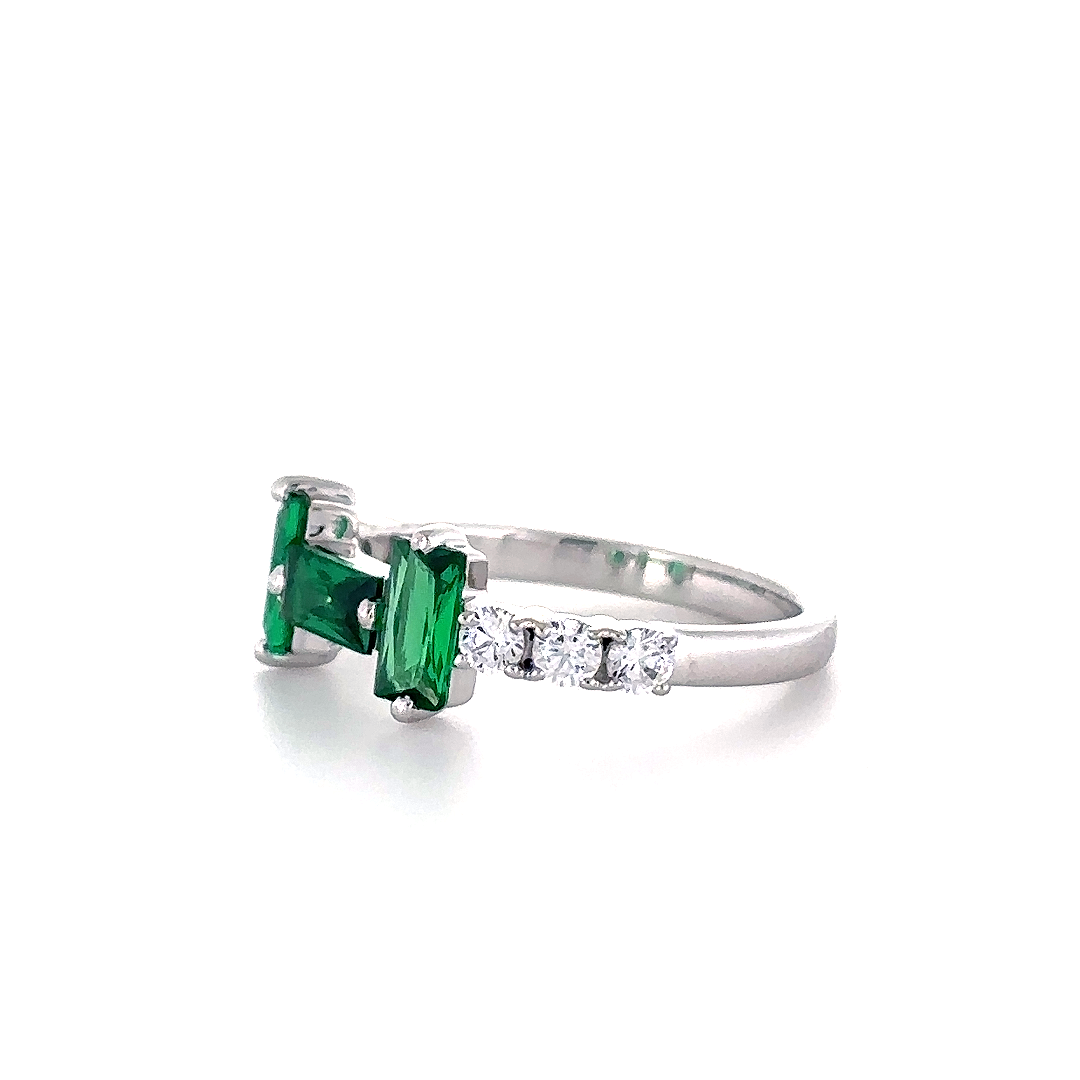 Stylish alphabet H of Emerald stones with studded band - Image 3