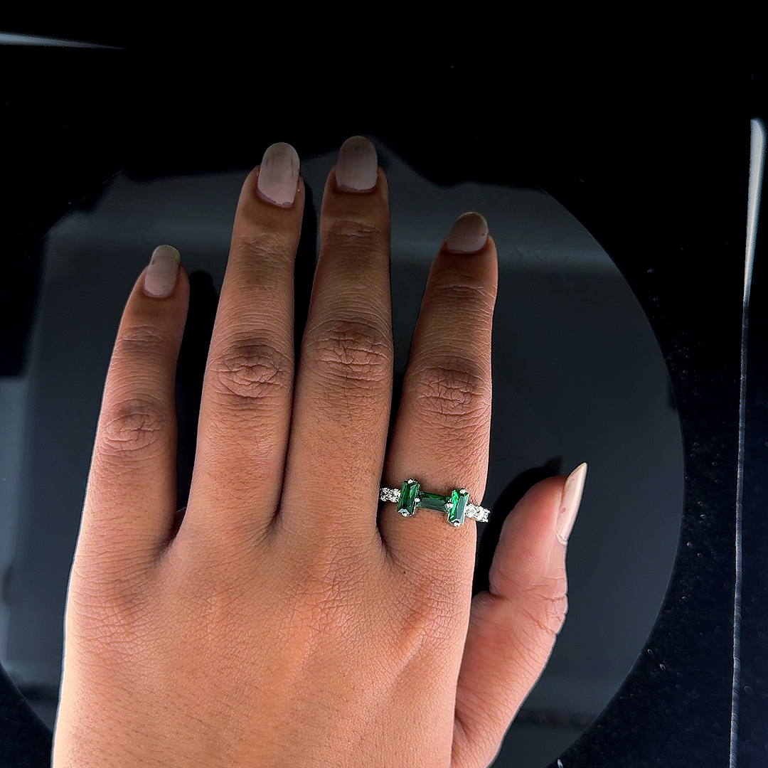 Stylish alphabet H of Emerald stones with studded band - Image 6