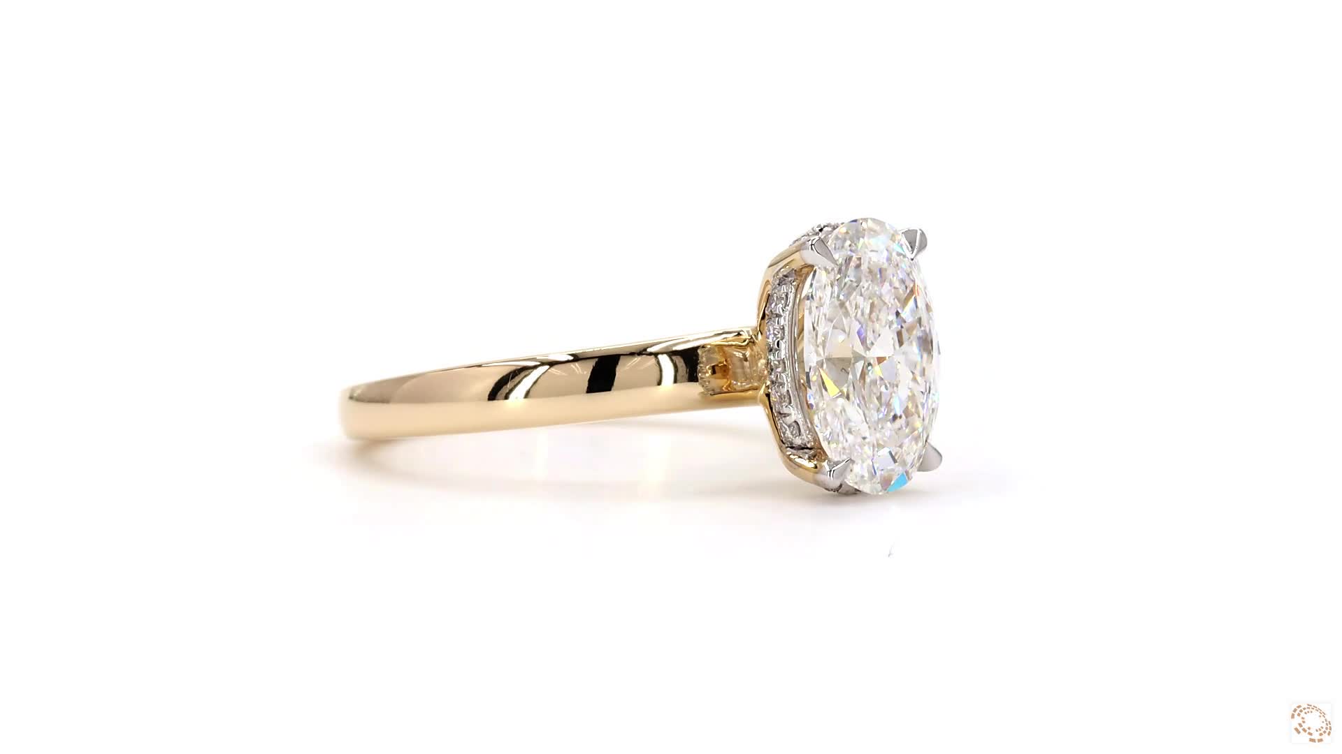 Oval diamond ring with hidden halo - Image 2