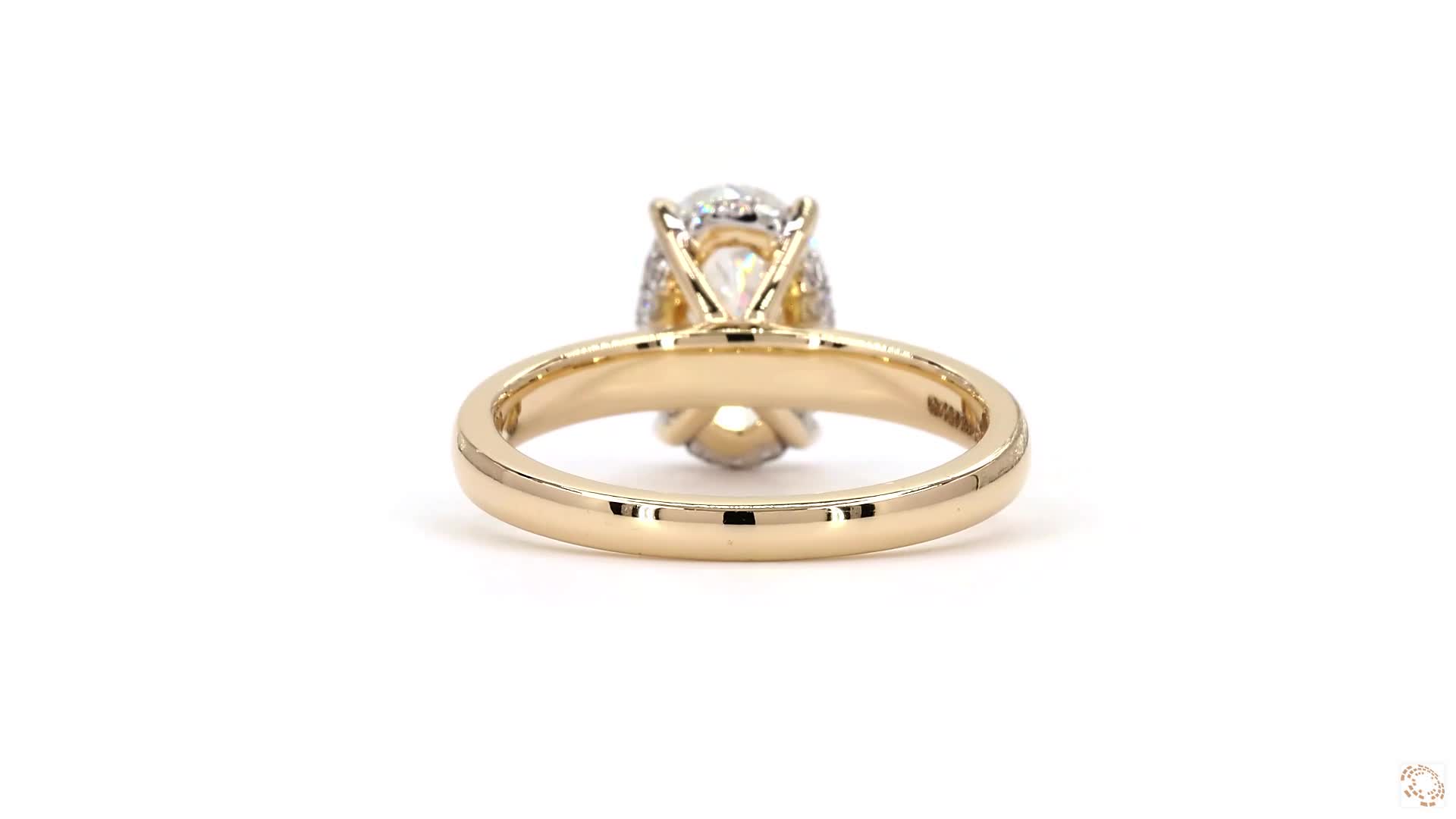 Oval diamond ring with hidden halo - Image 4