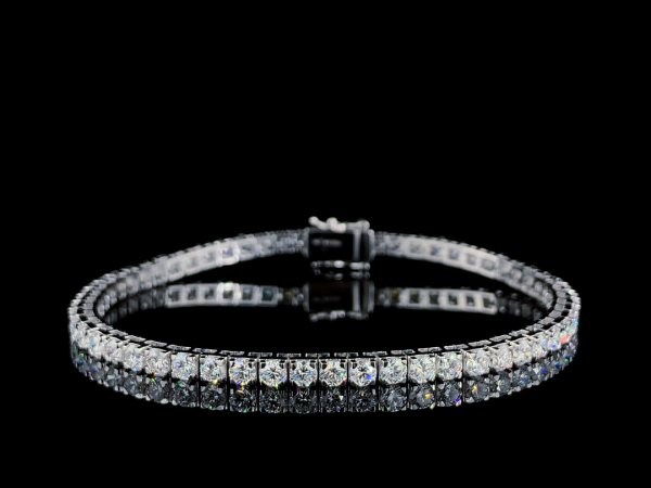 Delicate Tennis bracelet with round cut diamonds