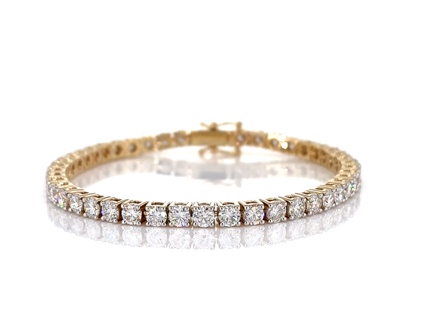 Tennis bracelet with round cut diamonds