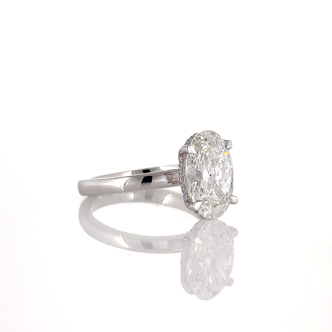 Oval cut diamond ring with hidden halo - Image 6