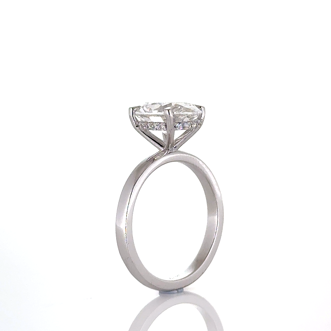 Oval cut diamond ring with hidden halo - Image 3